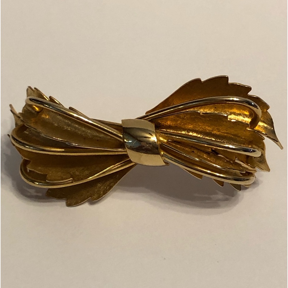 Capri Bow Vintage brooch gold tone 2.5 inches signed shiny